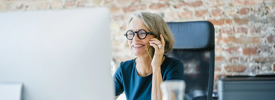 kobieta rozmawiająca przez telefon